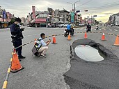 高雄岡山七叉路口天坑補了又塌　女騎士犁田頭部創傷送醫