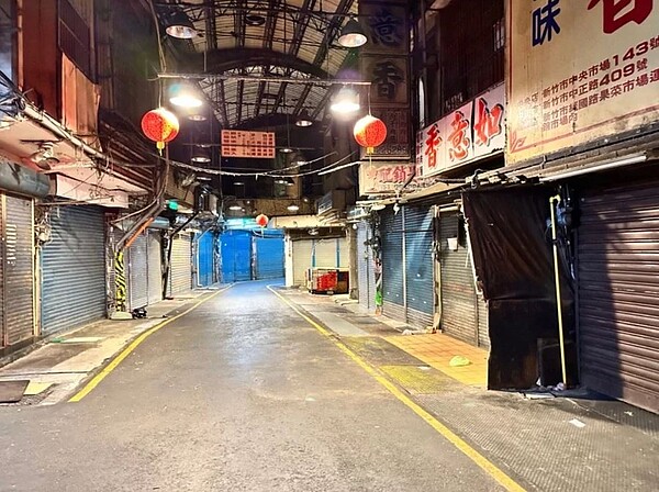 新竹市70年歷史的中央市場老舊,加上環境潮濕陰暗,人潮不如以往,近日獲中央補助,將提升環境品質。圖/新竹市政府提供