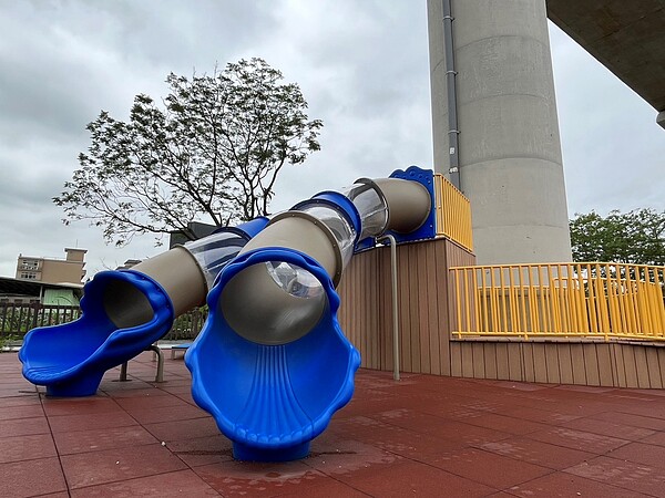 國華公園溜滑梯提供小孩玩樂。圖/新北市捷運工程局提供