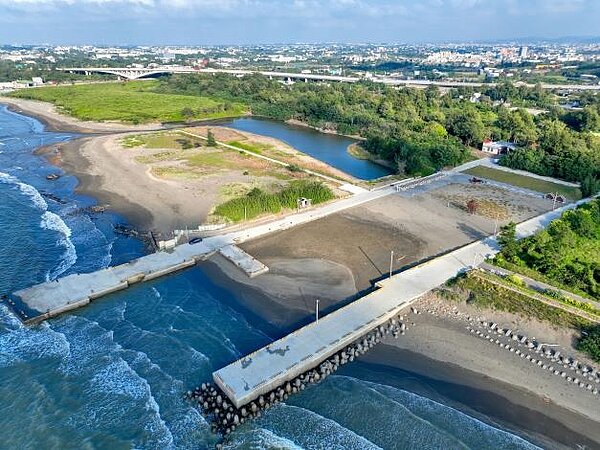 竹縣風景區獲中央4500萬補助，新豐鳳坑沙灣、五峰清泉再升級。圖／新竹縣交旅處提供