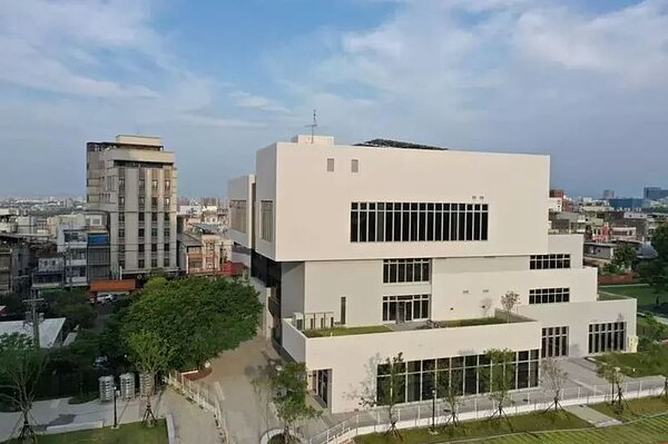 桃園市去年4月起開放10%社會住宅,給生育第2胎的家庭優先入住,今年預計會再提撥17戶。圖為楊梅一號社宅。圖/桃園市住宅處提供