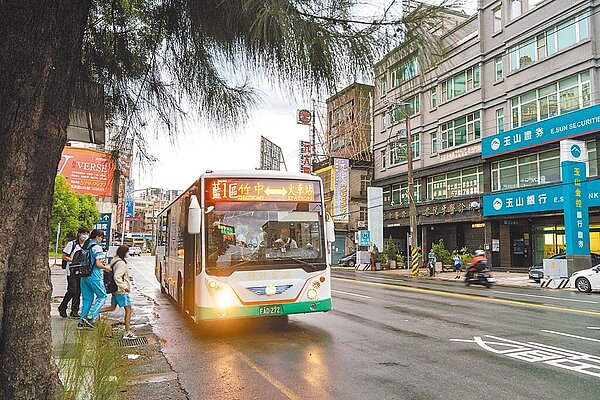 新竹市學生持竹苗學生認同卡,搭乘新竹客運及苗栗客運公車享有8折優惠,但有議員建議市府研議讓學生坐公車免費的「新竹市學生卡」,鼓勵多搭大眾運輸。(新竹市政府提供/王惠慧新竹傳真)