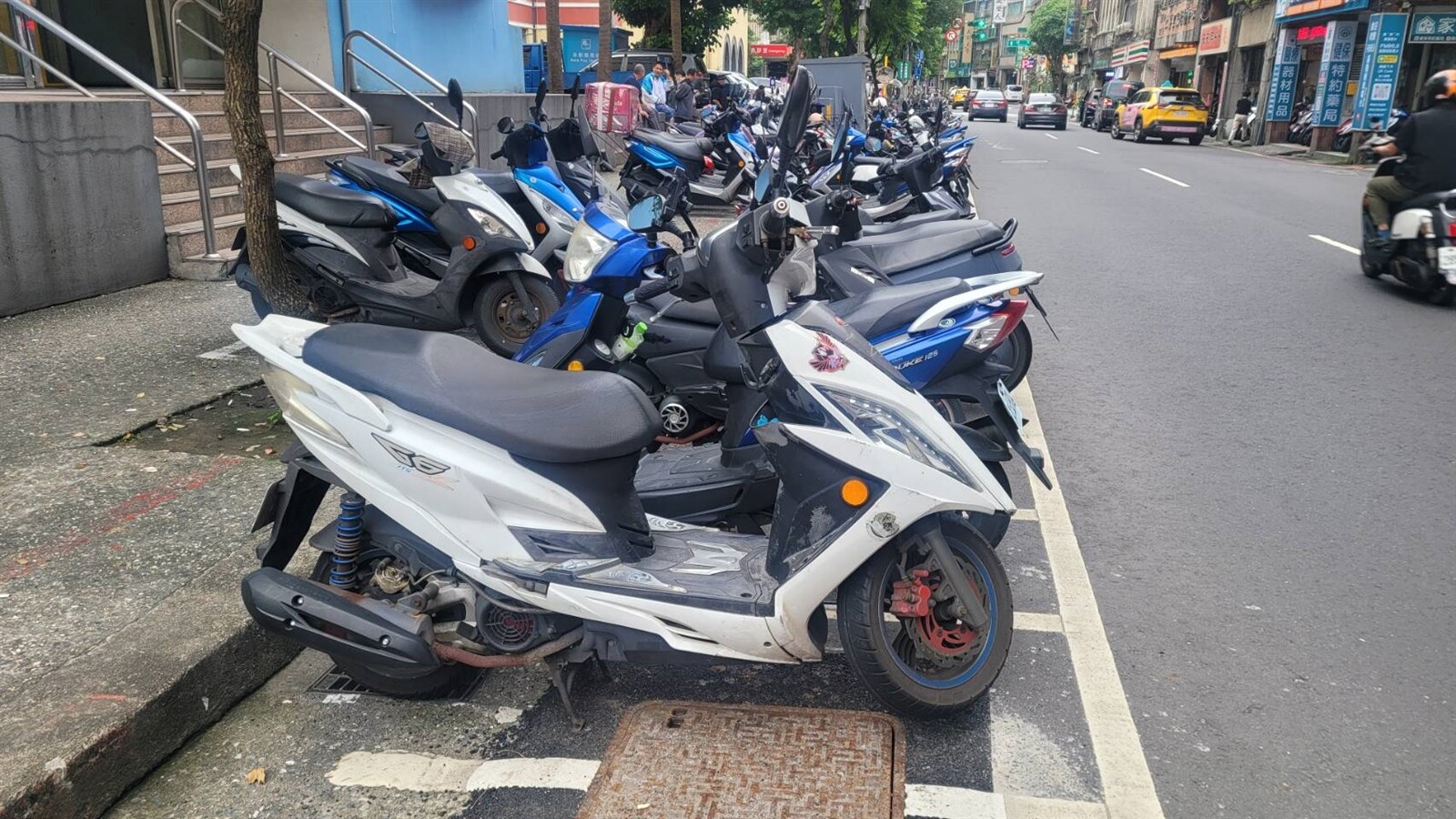 民眾擔心基隆原本就不足的機車停車位，在電動車暴增後更雪上加霜。記者游明煌／攝影 