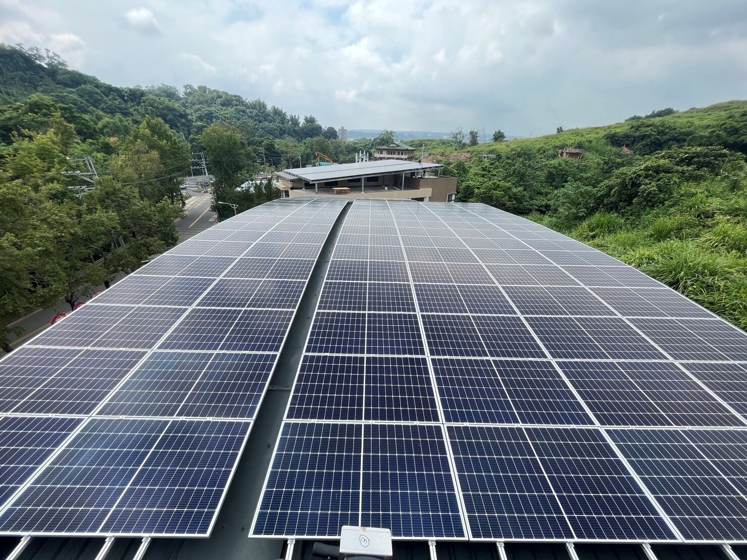 東勢殯儀館設置屋頂型太陽光電。圖/台中市生管處提供