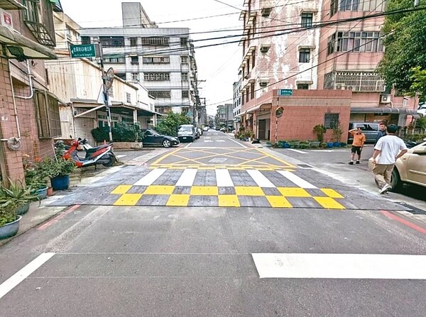 桃園市研發「組合式減速平台」,裝設平台後平均降速可達3成,今年預計再增設6至10處。圖/桃園市交通局提供