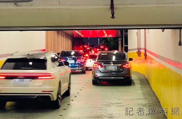 高雄有民眾2日晚間到高雄義享天地,出停車場時大塞車困了1個多小時才出場。圖/翻攝自記者爆料網