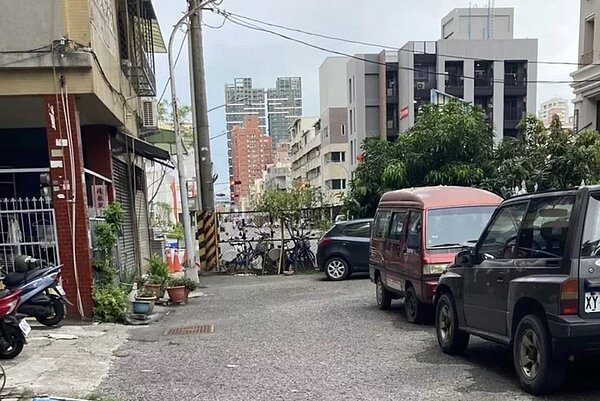 苦苓說,左營區新庄仔路一處巷道的既成道路遭人以圍籬阻隔,碎石路面坎坷不平,可能造成機車騎士或步行長者摔倒受傷。圖/取自苦苓臉書