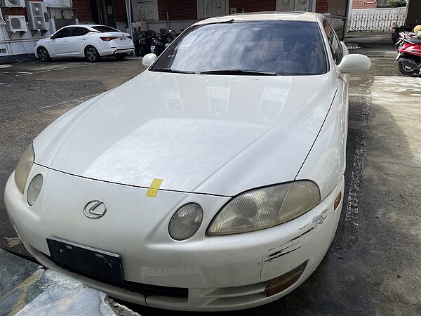1995年份LEXUS SC400二手車,4日將在行政執行署台南分署法拍會首次拍賣。圖/行政執行署台南分署提供