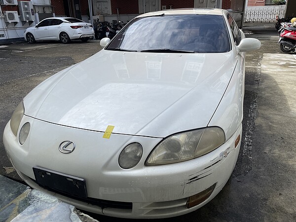 1995年份LEXUS SC400二手車，4日將在行政執行署台南分署法拍會首次拍賣。圖／行政執行署台南分署提供