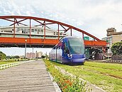 輕軌車窗貼滿廣告　乘客怨擋風景