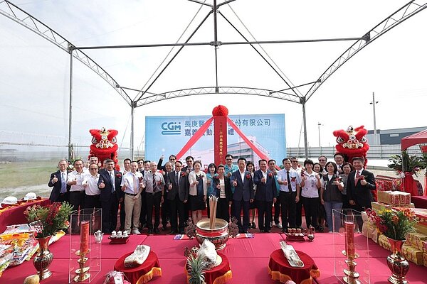 長庚醫科嘉義新廠動土,各界貴賓到場見證祝賀,長庚體系董事長王瑞慧(前排左8)、長庚醫科董事長楊麗珠(前排左9)、嘉義縣縣長翁章梁(前排左10) 。 圖/長庚提供