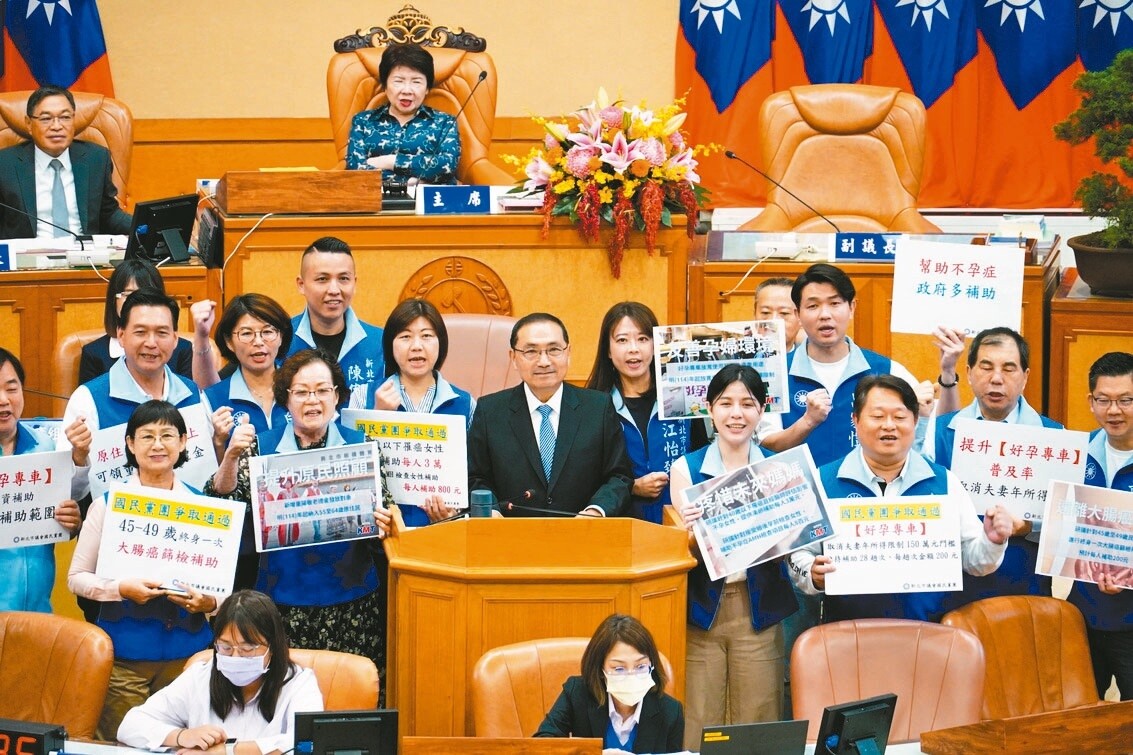 新北市議會昨天安排市政總質詢，市長侯友宜（中）宣布將補助AMH檢測等多項政策利多。記者劉懿萱／攝影 