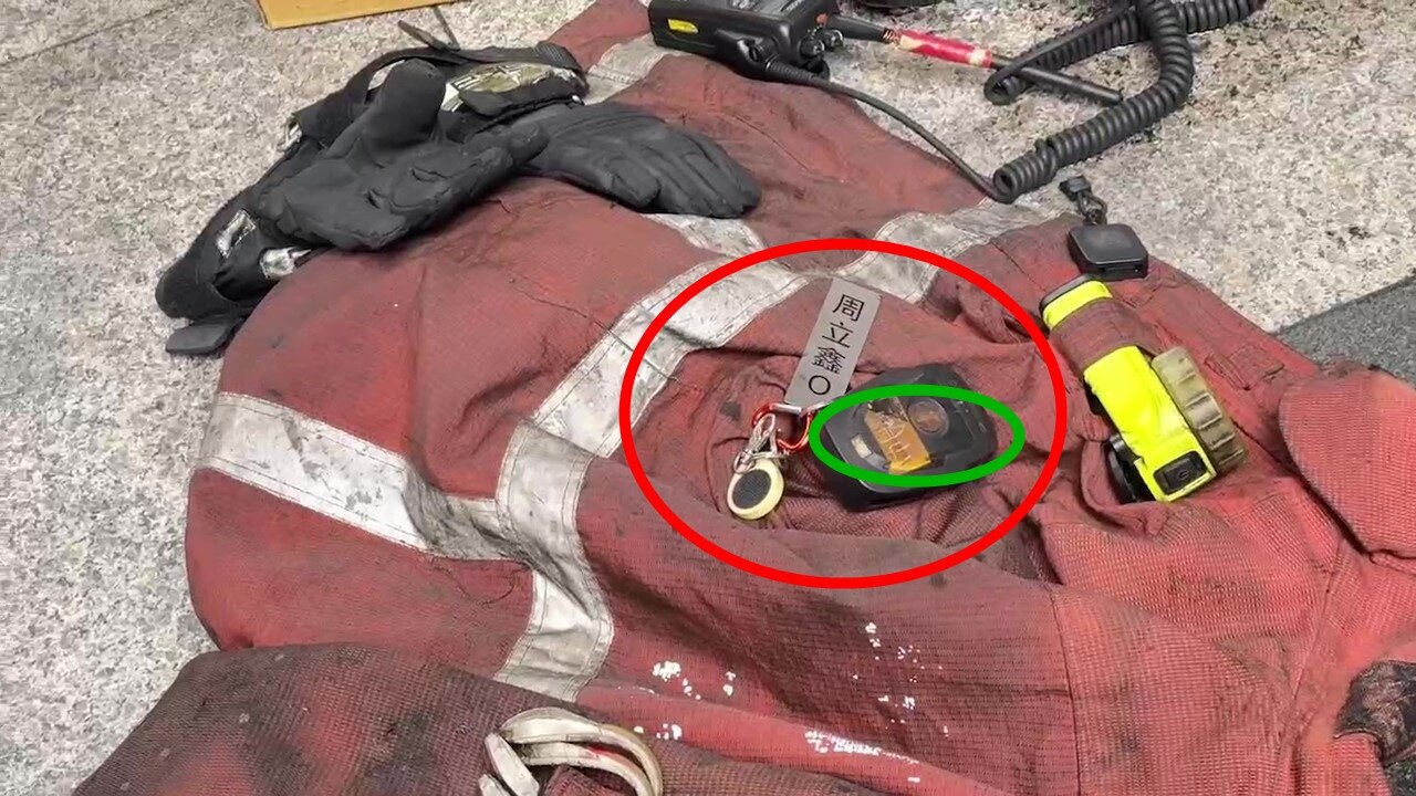 救命器和名牌、吸鐵都還留在2位殉職消防員衣服上,原則上進火場應拔下插銷和不鏽鋼名牌交給安全官。本報資料照片