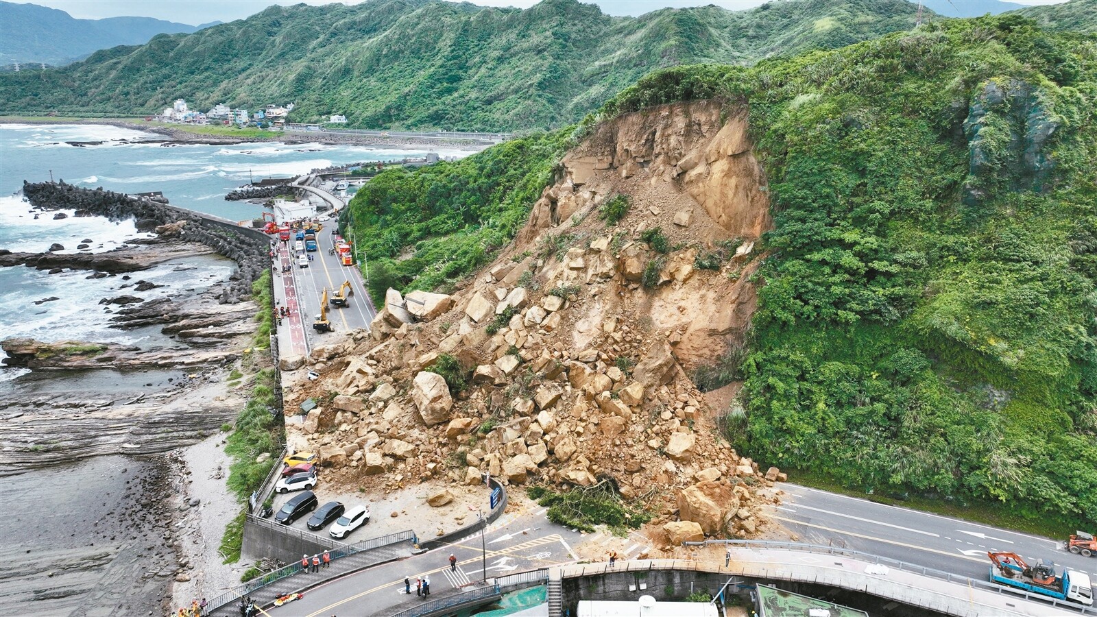 台二線七十公里、基隆潮境路段昨天下午二時二十八分發生山崩，有十一輛行經或停路旁的汽機車遭波及，驚險瞬間多人倉皇逃生，有二人輕傷送醫。崩坍面積達四個籃球場大，雙向交通中斷，公路局評估最快本月十一日才能搶通。記者陳正興／攝影 