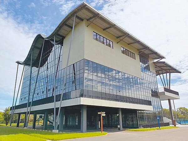 桃園市龍潭體育園區2021年底完工,因委外營運不順,管理中心建築閒置超過2年未啟用,市府體育局朝今年完成簽約目標努力。圖/桃市體育局提供