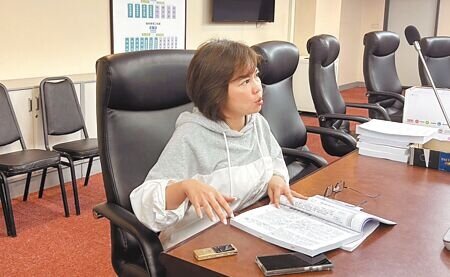 台北市議會京華城容積違失案專案調查小組3日開第7次會議,召集人議員游淑慧表示,已大致釐清全案狀況,往後3次會議將討論報告方向,調查報告預計7月定稿。(劉瑋晴攝)