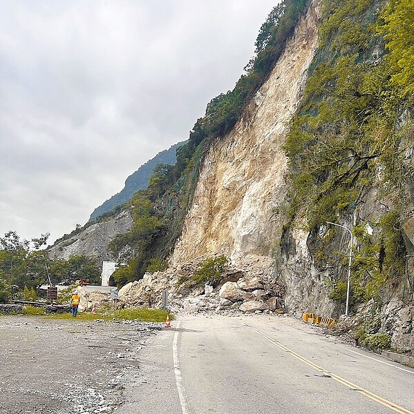 蘇花公路台9線162.9公里崇德隧道北端，3日傍晚發生坍方落石，造成道路中斷。圖／新城警分局提供