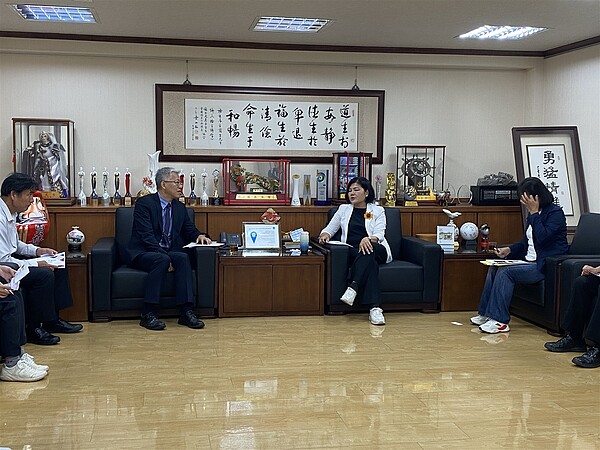內政部常務次長吳堂安(左二)針對雲林承辦國慶焰火到雲林拜會縣長張麗善(右二),要求要注意以往三大缺失不能再犯,並到高鐵特定區會勘。圖/雲林縣政府提供