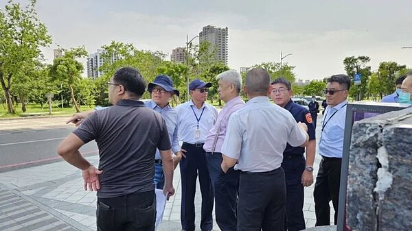 高雄義享天地2日停車場大塞車,高市府交通局、警察局與業者3日到場會勘。圖/高雄市交通局提供
