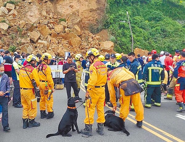 基隆市中正區北寧路潮境公園路口3日下午發生土石崩落事件,台北市消防局獲報後,立即派先遣小組前往現場支援救災,共計5車、13人、2犬和2架無人機。圖/台北市消防局提供
