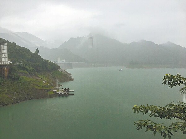 6月2日的梅雨為曾文水庫集水區帶來破百毫米雨量，蓄水率成長4％，曾文、烏山頭兩水庫合計進帳2700萬噸水，南區水資源分署預估二期稻作可全面供灌。圖／南區水資源分署提供