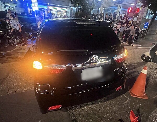 台北市萬芳醫院前發生汽車擦撞機車意外，現場共9人受傷送醫，所幸均無生命危險。記者翁至成／翻攝