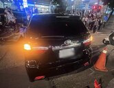 萬芳醫院前汽車闖紅燈…撞飛「超快速機車」　9人受傷畫面曝光