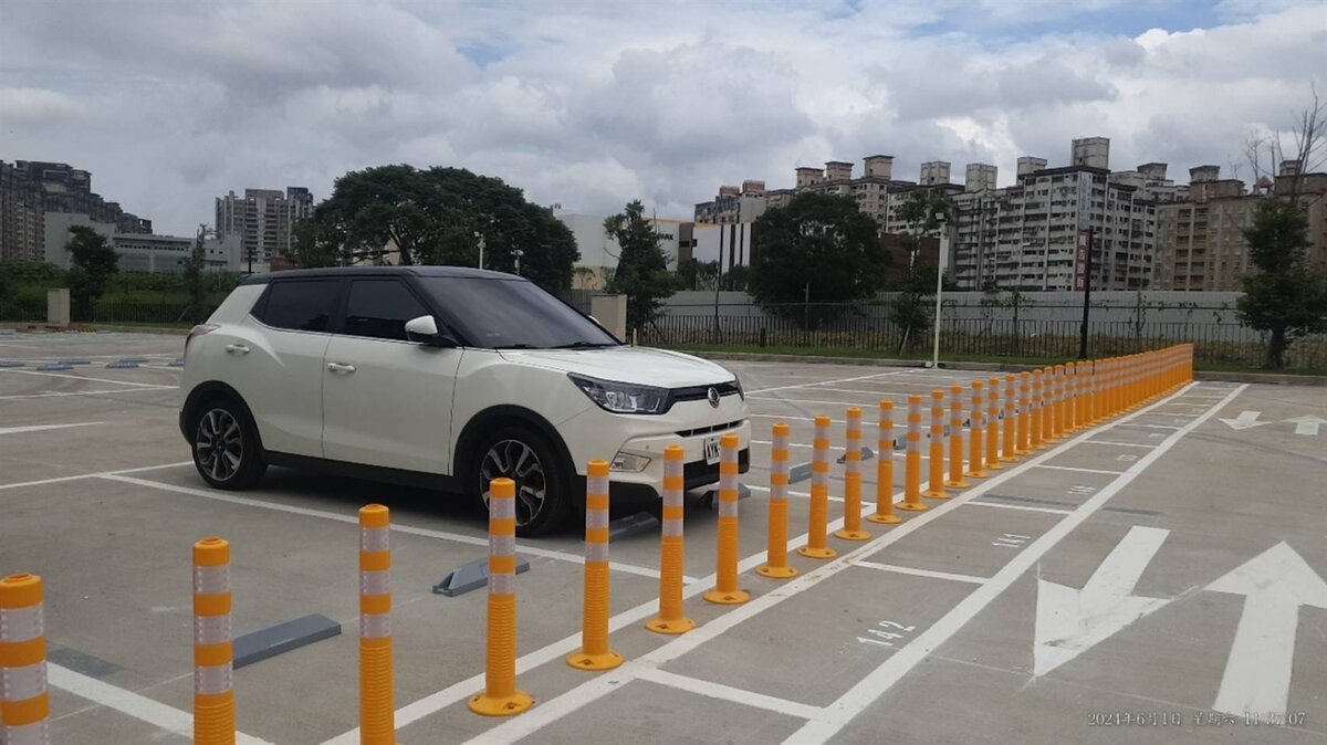 林口機場捷運A9站旁的林口轉運站新闢停車場，只要持基北北桃1200都會通定期票刷卡停車，還可享汽車月票5折、機車免費的停車優惠。圖／新北市政府提供