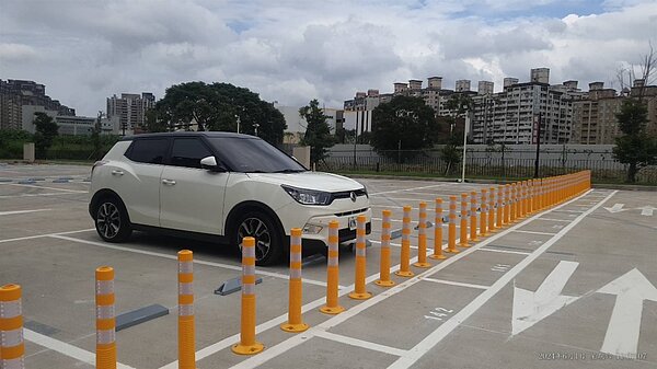 林口機場捷運A9站旁的林口轉運站新闢停車場，只要持基北北桃1200都會通定期票刷卡停車，還可享汽車月票5折、機車免費的停車優惠。圖／新北市政府提供