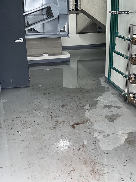 廣慈社宅因工人清洗水塔忘記關水,水溢出後排水不及流入室內,造成4部電梯全壞。圖/北市議員陳怡君提供