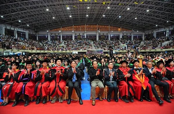 輝達創辦人黃仁勳2日在台大演講，投影展示許多合作供應鏈廠商、學校Logo，他的故鄉台南成功大學也在內。圖為日前成大舉辦畢業典禮情形。圖／翻攝自成功大學官網