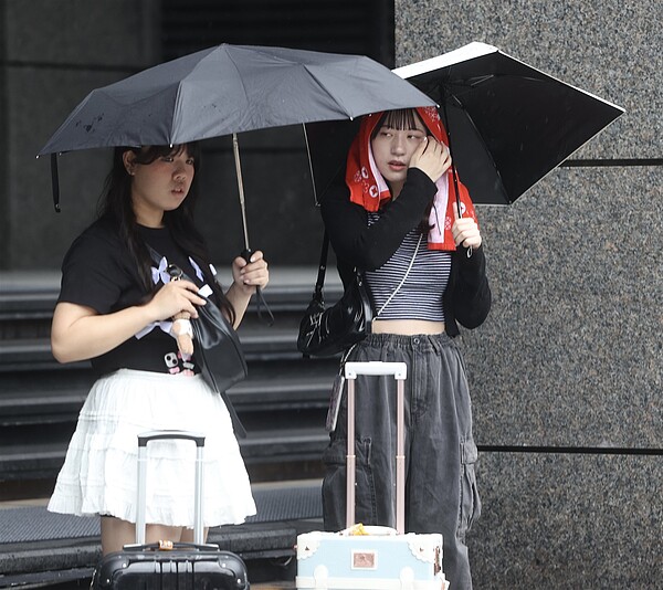 各地不定時都有短暫陣雨發生機率,周三至周五降雨情況最為顯著。聯合報系資料照