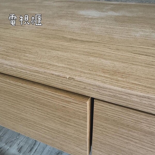 裝潢就愛木作?過來人揭3痛點 剛施作好的電視櫃被裝潢工人敲出凹洞。圖/木馬Muma House(IG:ohmuma_house)提供