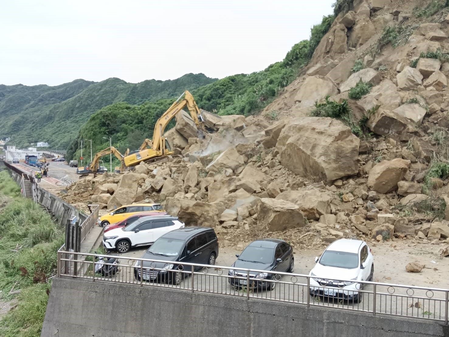 台2線基隆潮境路段昨天山崩，造成交通中斷、2人受傷、11車受損，公路局今天持續搶修。記者邱瑞杰／攝影 