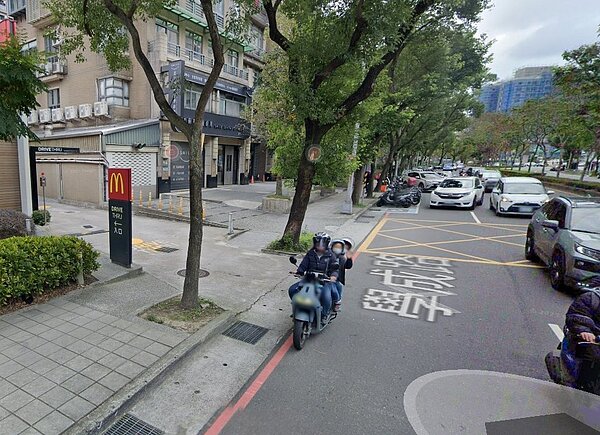 麥當勞學成店得來速於尖峰時段，車輛經常回堵至學成路引發附近住戶抱怨。圖／翻攝Google maps
