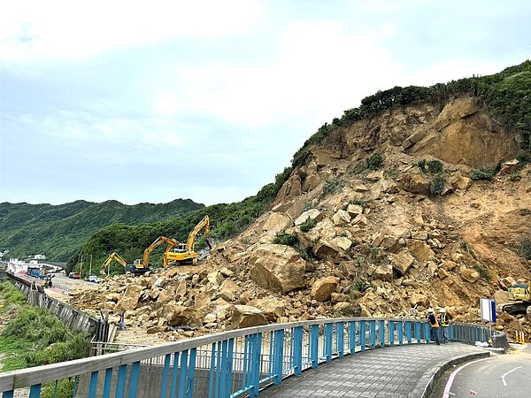 基隆潮境公園入口處坍方,釀成當地交通受阻,基隆市長謝國樑表示,公路局預計下週一全面搶通,希望最快下週二準時恢復通車。圖/取自謝國樑臉書