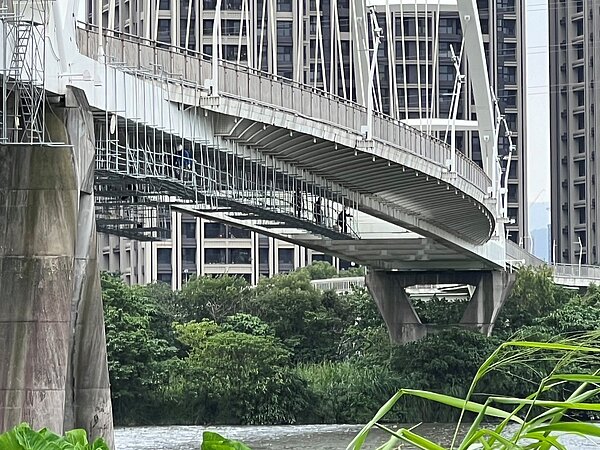 新月橋下搭設懸吊施工架。圖/新北市政府提供