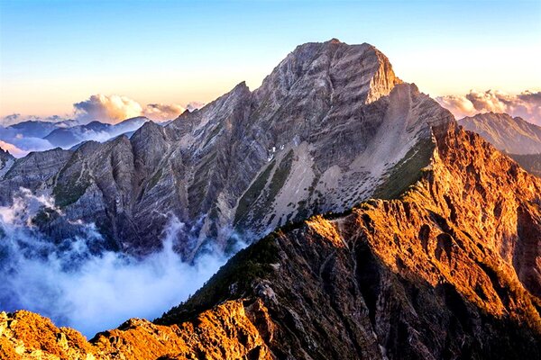 玉山主峰是台灣最高峰，四面皆是碎石陡坡、陡壁危崖，花蓮7.2級大地震後竟然變矮了5.2公分。圖／玉山國家公園提供