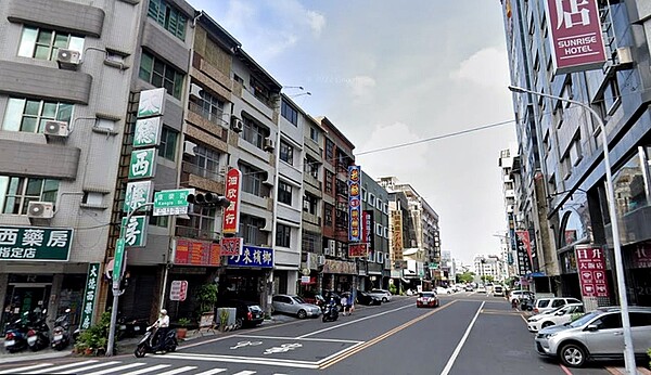 南二都「2區」房價竟不用400萬 免報稅家庭救星! 七都約有45個行政區符合免稅家庭購屋負擔範圍,南二都的中西區與鹽埕房價甚至不到400萬元,可說是「免稅家庭救星」。圖/google map