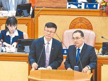 土城國中成新北市搶手學校,教育局長張明文(前排左)透露,因土城國中為額滿學校,加上又適逢龍年,今年將增加2班。前排右為新北市長侯友宜。(柯毓庭攝)