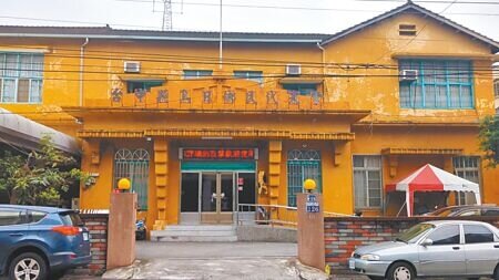 
市議員張家銨4日提案建請台中市府規畫修復烏日庄役場，並將烏日警分局遷移。（陳淑娥攝）
