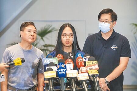 
台中捷運隨機砍人事件中英勇與嫌犯搏鬥的英雄們4日到市府接受表揚，其中「長髮哥」許瑞顯（中）說，重來一次也會做同樣的選擇，因當時腦海中浮現動漫《葬送的芙莉蓮》中的台詞「欣梅爾也會這麼做」。（林欣儀攝）
