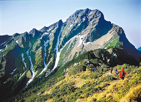 0403花蓮大地震後玉山主峰高度備受關注，5月8日最新測得玉山高度較去年11月減5.2公分，也比去年5月矮1.7公分。（玉山國家公園提供／楊靜茹南投傳真）