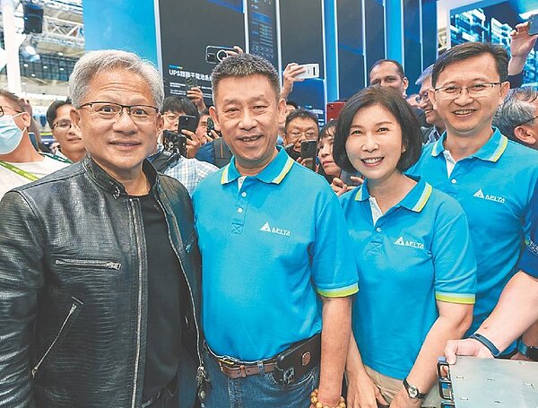 輝達執行長黃仁勳4日現身台達COMPUTEX展區,台達董事長暨執行長鄭平(左2)親自接待。圖/台達提供