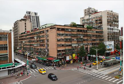 議員質疑,北市府明知可透過公權力主動以「優先畫定、迅行畫定」更新地區方式辦理危老都更,但北市14處高風險大樓,竟只有3處有優先畫定。圖為大安區信維大樓/聯合報系資料照