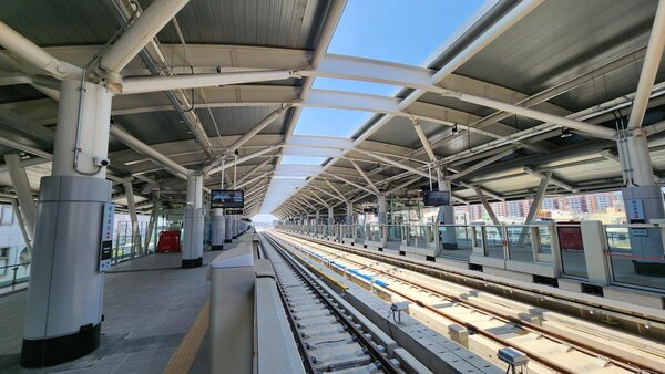 高捷岡山車站月台。圖／高市捷運局提供
