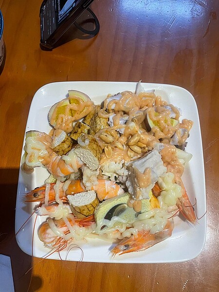 有民眾到小吃店點了兩碗麵、一盤炒青菜和一份沙拉,結帳時發現總共要價1680元,其中光是沙拉就要1280元,引發熱議。 圖/翻攝自臉書「爆料公社公開版」