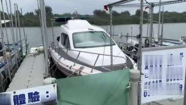 遊艇業者未經申請同意,占用宜蘭五結簡易碼頭做起包船生意。縣政府要求業者拆除現場設施,否則將依違反水利法開罰1萬至20萬元,還可連續處罰。圖/讀者提供