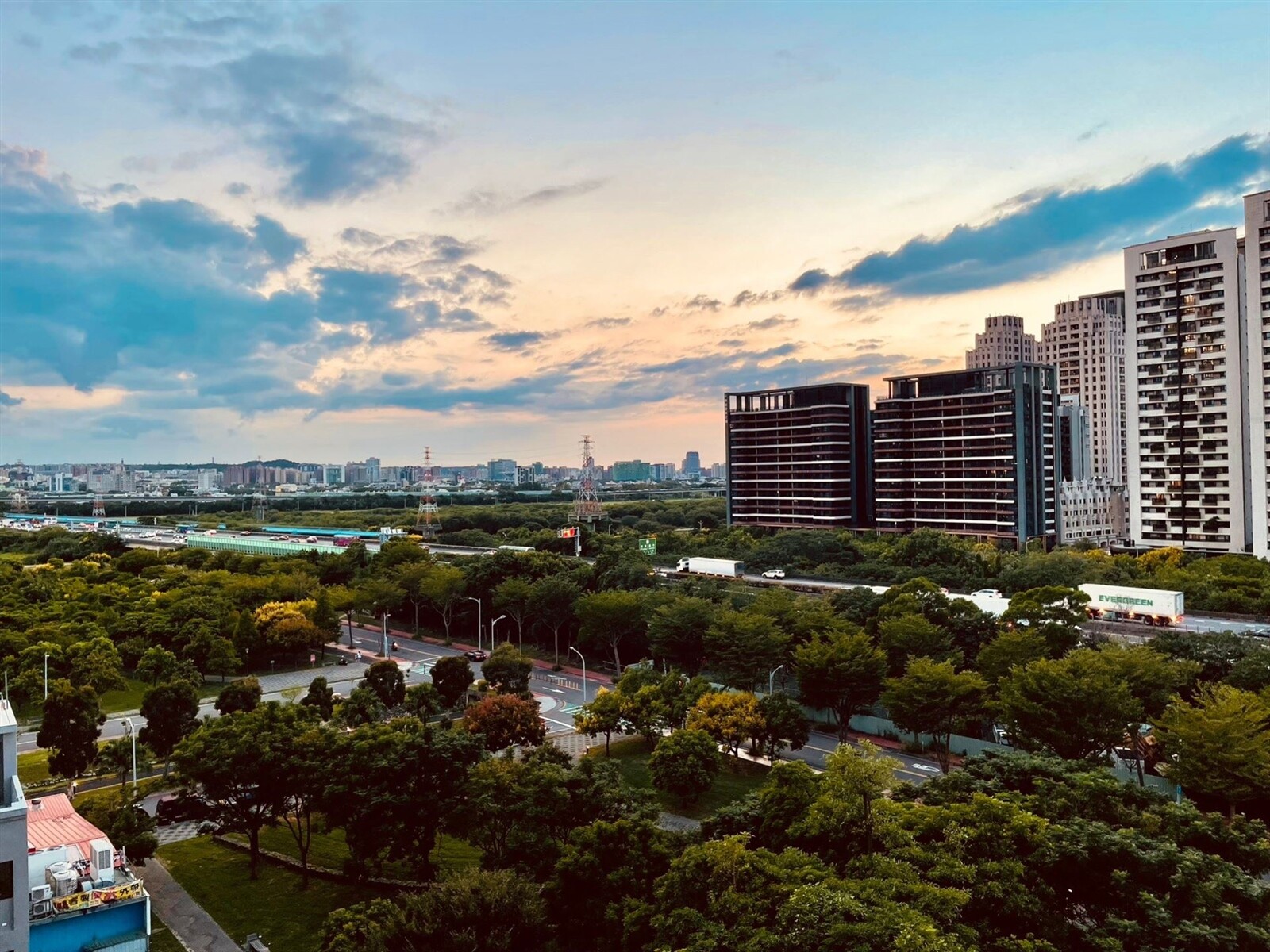 永慶房產集團統計全台所得前十名行政區近一年的房市價量，平均所得最高的竹北市，住宅交易件數破1500件，亦位居所得榜上第一。圖／永慶房產集團