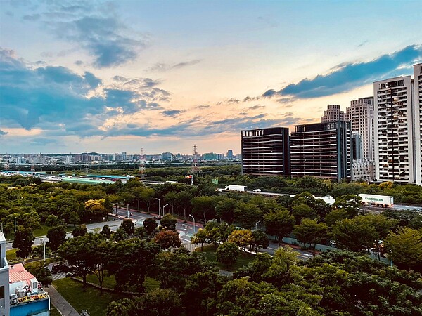 永慶房產集團統計全台所得前十名行政區近一年的房市價量，平均所得最高的竹北市，住宅交易件數破1500件，亦位居所得榜上第一。圖／永慶房產集團